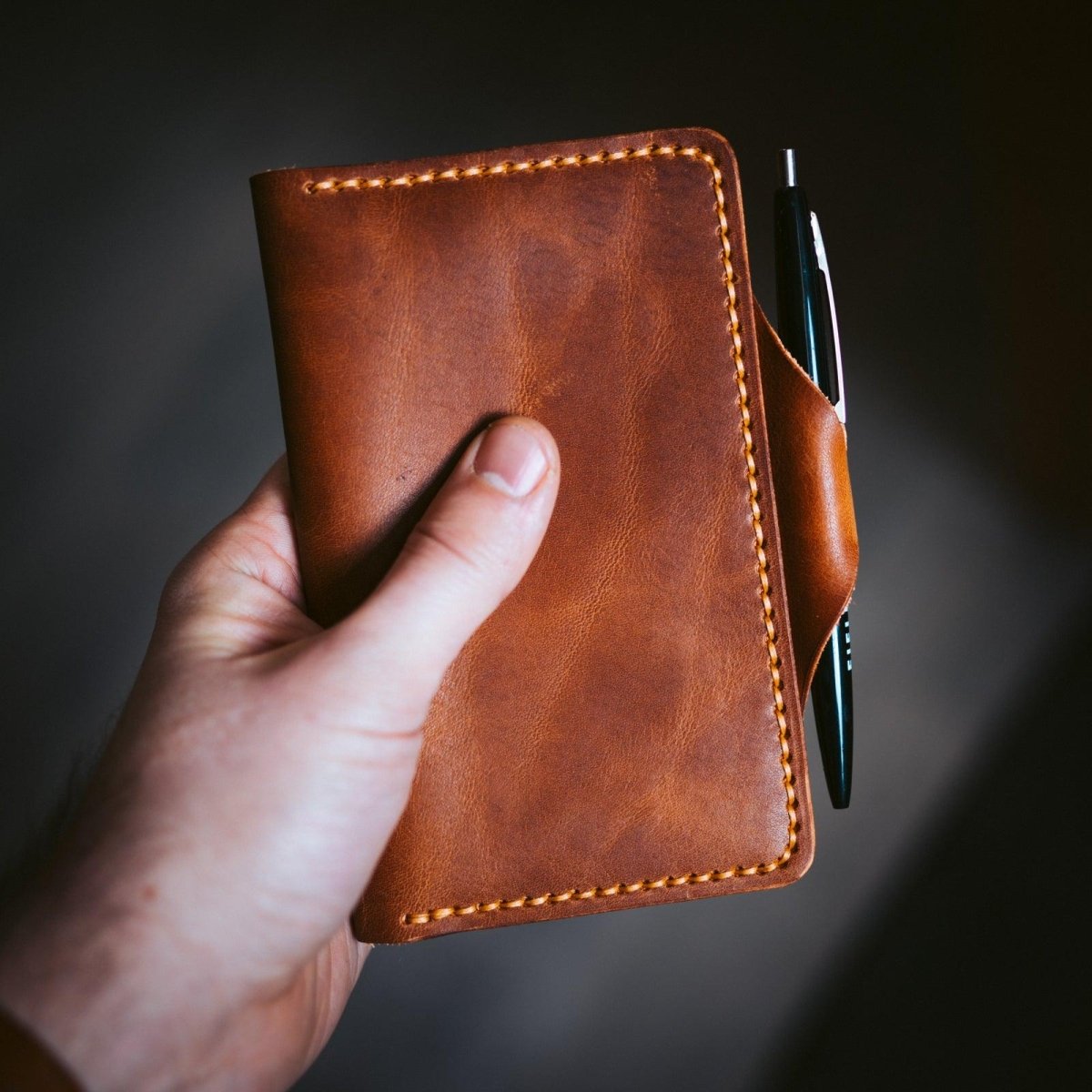 5 Essential Parts of the Best Wallets for Frequent Travelers | Popov Leather